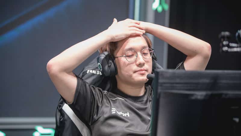 CoreJJ holding his hair up